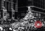 Standbild Santa Claus in New York Parade New York City USA, 1961, aus Sekunde 42 historischem Filmmaterial Videoclip 65675034496