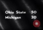 Standbild Ohio State gegen University of Michigan College Football Ann Arbor Michigan USA, 1961, aus Sekunde 4 historischem Filmmaterial Videoclip 65675034497