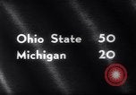 Standbild Ohio State gegen University of Michigan College Football Ann Arbor Michigan USA, 1961, aus Sekunde 6 historischem Filmmaterial Videoclip 65675034497