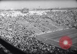 Standbild Ohio State gegen University of Michigan College Football Ann Arbor Michigan USA, 1961, aus Sekunde 9 historischem Filmmaterial Videoclip 65675034497