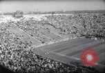 Standbild Ohio State gegen University of Michigan College Football Ann Arbor Michigan USA, 1961, aus Sekunde 10 historischem Filmmaterial Videoclip 65675034497