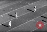 Standbild Ohio State gegen University of Michigan College Football Ann Arbor Michigan USA, 1961, aus Sekunde 35 historischem Filmmaterial Videoclip 65675034497