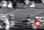 Standbild American Football New Brunswick New Jersey USA, 1961, aus Sekunde 16 historischem Filmmaterial Videoclip 65675034498