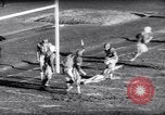 Standbild American Football New Brunswick New Jersey USA, 1961, aus Sekunde 22 historischem Filmmaterial Videoclip 65675034498
