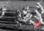 Standbild American Football New Brunswick New Jersey USA, 1961, aus Sekunde 25 historischem Filmmaterial Videoclip 65675034498