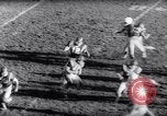 Standbild American Football New Brunswick New Jersey USA, 1961, aus Sekunde 26 historischem Filmmaterial Videoclip 65675034498