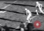 Standbild American Football New Brunswick New Jersey USA, 1961, aus Sekunde 30 historischem Filmmaterial Videoclip 65675034498