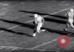 Standbild American Football New Brunswick New Jersey USA, 1961, aus Sekunde 32 historischem Filmmaterial Videoclip 65675034498