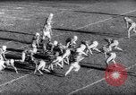 Standbild American Football New Brunswick New Jersey USA, 1961, aus Sekunde 39 historischem Filmmaterial Videoclip 65675034498