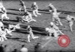 Standbild American Football New Brunswick New Jersey USA, 1961, aus Sekunde 53 historischem Filmmaterial Videoclip 65675034498
