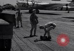 Immagine di Un campione d'aria equipaggiamento rimosso Eniwetak atollo delle Isole Marshall, 1946, secondo 26 filmato di repertorio 65675034533