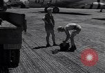 Immagine di Un campione d'aria equipaggiamento rimosso Eniwetak atollo delle Isole Marshall, 1946, secondo 30 filmato di repertorio 65675034533