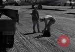 Immagine di Un campione d'aria equipaggiamento rimosso Eniwetak atollo delle Isole Marshall, 1946, secondo 31 filmato di repertorio 65675034533