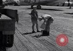 Immagine di Un campione d'aria equipaggiamento rimosso Eniwetak atollo delle Isole Marshall, 1946, secondo 32 filmato di repertorio 65675034533