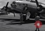 Immagine di Un campione d'aria equipaggiamento rimosso Eniwetak atollo delle Isole Marshall, 1946, secondo 40 filmato di repertorio 65675034533