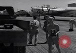 Immagine di Un campione d'aria equipaggiamento rimosso Eniwetak atollo delle Isole Marshall, 1946, secondo 55 filmato di repertorio 65675034533