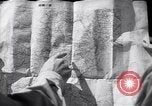 Standbild US Soldaten in Japan Hachioji Japan, 1945, aus Sekunde 32 historischem Filmmaterial Videoclip 65675034536