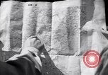 Standbild US Soldaten in Japan Hachioji Japan, 1945, aus Sekunde 33 historischem Filmmaterial Videoclip 65675034536