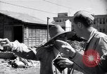 Standbild Mensch mit seinem Bullock Warenkorb Hachioji Japan, 1945, aus Sekunde 24 historischem Filmmaterial Videoclip 65675034537