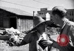 Standbild Mensch mit seinem Bullock Warenkorb Hachioji Japan, 1945, aus Sekunde 26 historischem Filmmaterial Videoclip 65675034537