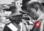 Standbild Mensch mit seinem Bullock Warenkorb Hachioji Japan, 1945, aus Sekunde 48 historischem Filmmaterial Videoclip 65675034537