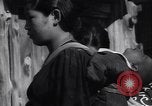 Immagine di Civili giapponesi Chichibu Honshu Giappone, 1945, secondo 56 filmato di repertorio 65675034544
