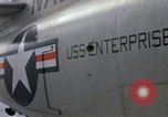 Immagine di Unità aeromobile a bordo della USS Enterprise (CVAN-65) Mare del Giappone, 1968, secondo 4 filmato di repertorio 65675034595
