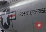 Immagine di Unità aeromobile a bordo della USS Enterprise (CVAN-65) Mare del Giappone, 1968, secondo 9 filmato di repertorio 65675034595