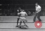 Immagine di Guanti d'oro New York City USA, 1952, secondo 53 filmato di repertorio 65675034656