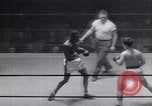 Immagine di Guanti d'oro New York City USA, 1952, secondo 56 filmato di repertorio 65675034656