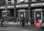Immagine di La Croce Rossa americana Rainbow Club ad angolo Londra Inghilterra Regno Unito, 1942, secondo 24 filmato di repertorio 65675034688