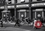 Immagine di La Croce Rossa americana Rainbow Club ad angolo Londra Inghilterra Regno Unito, 1942, secondo 25 filmato di repertorio 65675034688