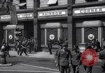 Immagine di La Croce Rossa americana Rainbow Club ad angolo Londra Inghilterra Regno Unito, 1942, secondo 33 filmato di repertorio 65675034688