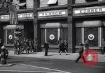 Immagine di La Croce Rossa americana Rainbow Club ad angolo Londra Inghilterra Regno Unito, 1942, secondo 44 filmato di repertorio 65675034688