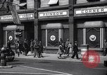 Immagine di La Croce Rossa americana Rainbow Club ad angolo Londra Inghilterra Regno Unito, 1942, secondo 48 filmato di repertorio 65675034688