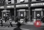Immagine di La Croce Rossa americana Rainbow Club ad angolo Londra Inghilterra Regno Unito, 1942, secondo 57 filmato di repertorio 65675034688