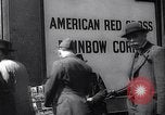 Immagine di La Croce Rossa americana Rainbow Club ad angolo Londra Inghilterra Regno Unito, 1942, secondo 61 filmato di repertorio 65675034688