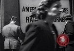 Immagine di La Croce Rossa americana Rainbow Club ad angolo Londra Inghilterra Regno Unito, 1942, secondo 62 filmato di repertorio 65675034688