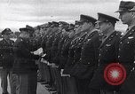 Immagine di Generale Doolittle presenta awards a USAAF volantini Tunisia Africa del Nord, 1943, secondo 1 filmato di repertorio 65675034695