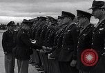 Immagine di Generale Doolittle presenta awards a USAAF volantini Tunisia Africa del Nord, 1943, secondo 3 filmato di repertorio 65675034695