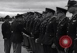 Immagine di Generale Doolittle presenta awards a USAAF volantini Tunisia Africa del Nord, 1943, secondo 4 filmato di repertorio 65675034695