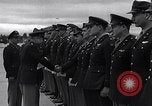 Immagine di Generale Doolittle presenta awards a USAAF volantini Tunisia Africa del Nord, 1943, secondo 5 filmato di repertorio 65675034695