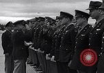 Immagine di Generale Doolittle presenta awards a USAAF volantini Tunisia Africa del Nord, 1943, secondo 6 filmato di repertorio 65675034695