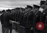 Immagine di Generale Doolittle presenta awards a USAAF volantini Tunisia Africa del Nord, 1943, secondo 7 filmato di repertorio 65675034695