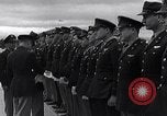 Immagine di Generale Doolittle presenta awards a USAAF volantini Tunisia Africa del Nord, 1943, secondo 8 filmato di repertorio 65675034695