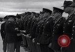 Immagine di Generale Doolittle presenta awards a USAAF volantini Tunisia Africa del Nord, 1943, secondo 9 filmato di repertorio 65675034695
