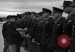 Immagine di Generale Doolittle presenta awards a USAAF volantini Tunisia Africa del Nord, 1943, secondo 10 filmato di repertorio 65675034695