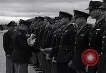 Immagine di Generale Doolittle presenta awards a USAAF volantini Tunisia Africa del Nord, 1943, secondo 11 filmato di repertorio 65675034695