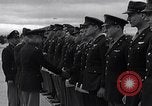 Immagine di Generale Doolittle presenta awards a USAAF volantini Tunisia Africa del Nord, 1943, secondo 12 filmato di repertorio 65675034695