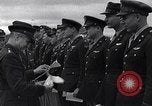 Immagine di Generale Doolittle presenta awards a USAAF volantini Tunisia Africa del Nord, 1943, secondo 15 filmato di repertorio 65675034695